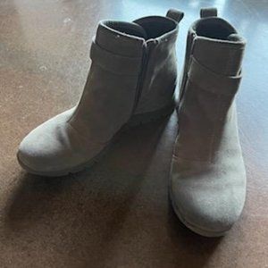 Bionica Ocala in Pietras Grey Suede size 8 Wedge boot